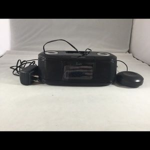 ILuv Dual Alarm Clock/Iphone-IPad Dock